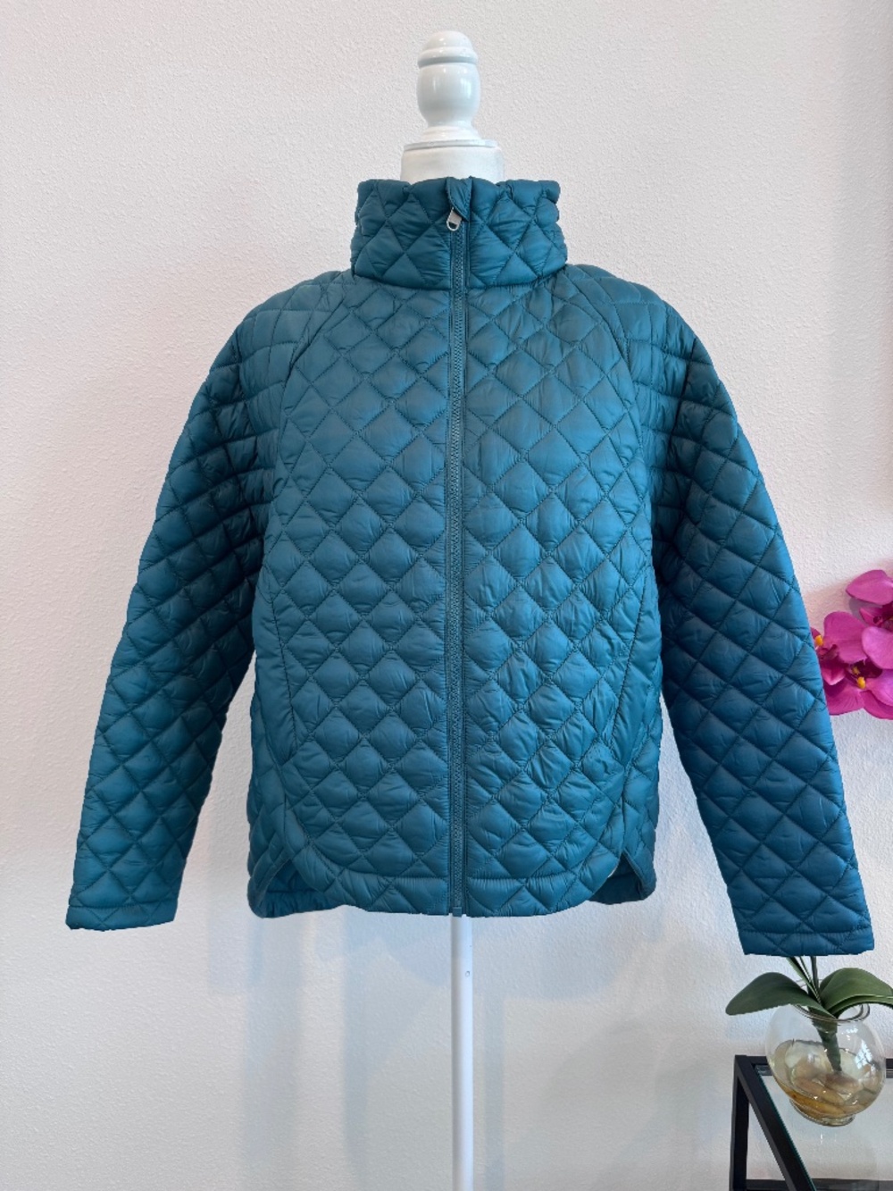 ATHLETA Women’s Whisper Featherless Lightweight Puffer Jacket Teal Size SP